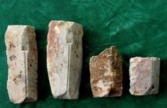 Здесь же были найдены камни, которые, пр