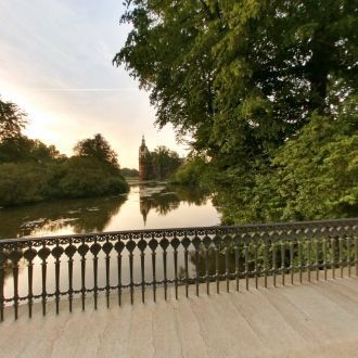 Обе части парка соединяет мост через Най