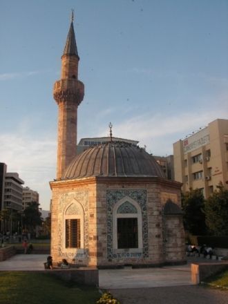Мечеть Яхлы на площади Конак в Измире.