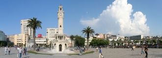Панорамное фото  площади Конак в Измире.