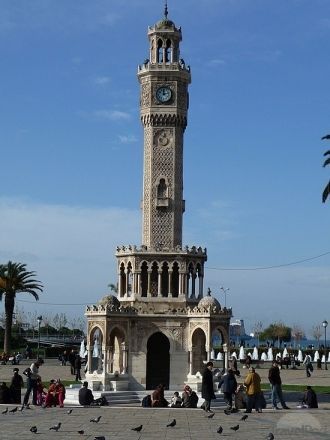 Часовая башня в центре площади.