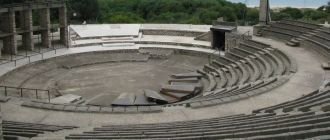 На одном из холмов виллы построен амфите