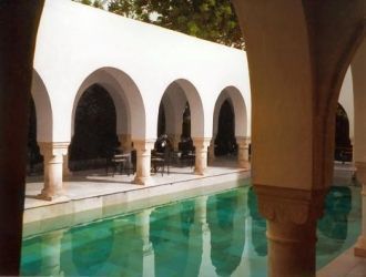 Внутренний двор с бассейном.