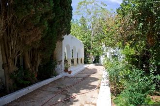 Во дворе виллы.