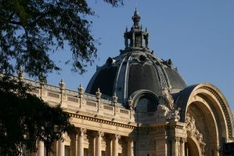 Огромный стеклянный купол, венчающий дво