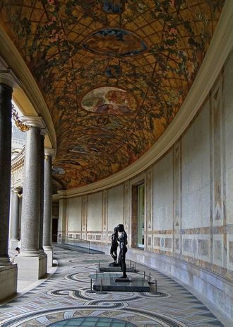 После реконструкции дворца в период с 20