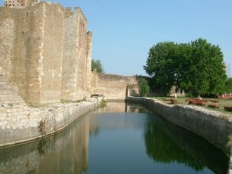 Стоит в окружении целого комплекса постр