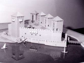 Сама крепость обнесена 1,5-километровой 