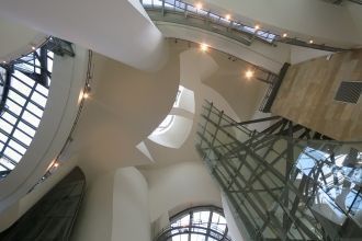 Внутри музея Гуггенхайма в Бильбао распо