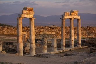 С южной стороны Храма Аполлона расположе