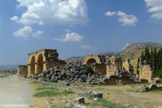 При входе в город Иераполис (Хиераполис)