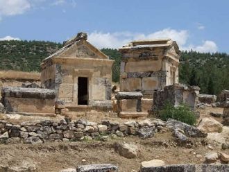 Проходя  через Арку Домициана, входящий 