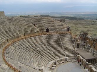 На  склоне холма римляне возводят театр,