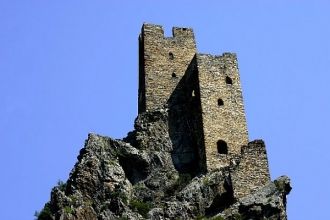 Время от времени замку грозили набеги, н