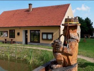 Посредине деревни расположился пруд, изд