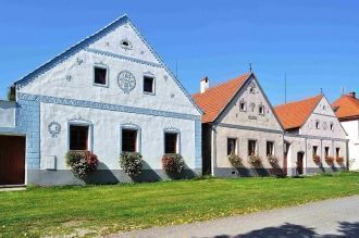 А поскольку менявшие облик усадеб мастер