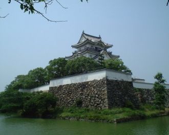 Красочно наряженные жители Кишивада таща