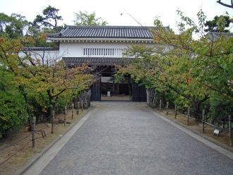 Вход на территорию замка Чикири.