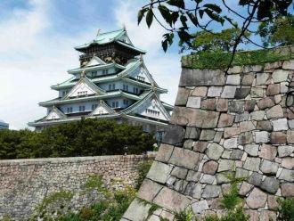 Замок Чикири видно со многих уголков гор