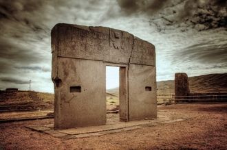 Врата стоят на том месте, где (в очередн