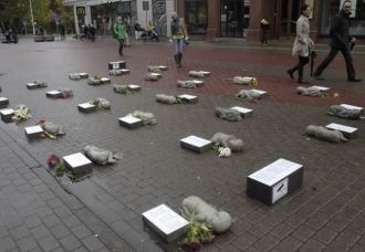 В начале акции людям была представлена и