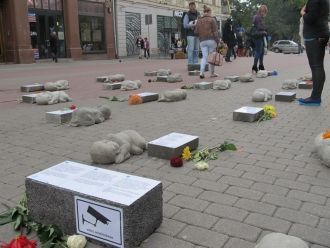Памятник нерожденным детям в Риге привле
