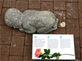 Надпись около памятника: мама одна воспи