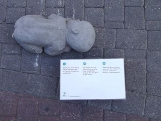 Надпись около памятника: мама недавно на