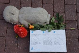 Надпись около памятника: во время береме