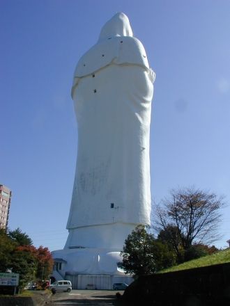 Статуя богини Каннон со спины.