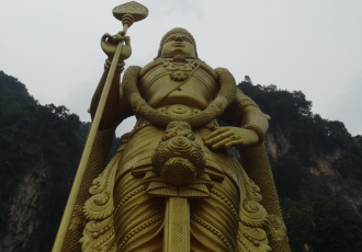 Статую осыпали цветами с вертолетов, нах