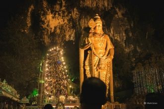 Статуя Господа Муругана в вечерней подсв