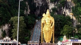 На покрытие статуи из Таиланда привезли 