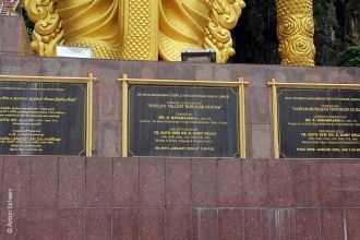 Информационные таблички под статуей Госп