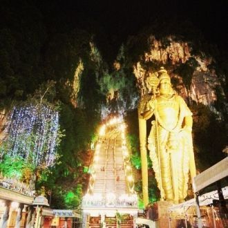 Статуя Господа Муругана ночью.