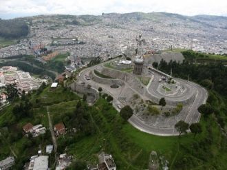 Вид на город Кито и Статую Девы Мар