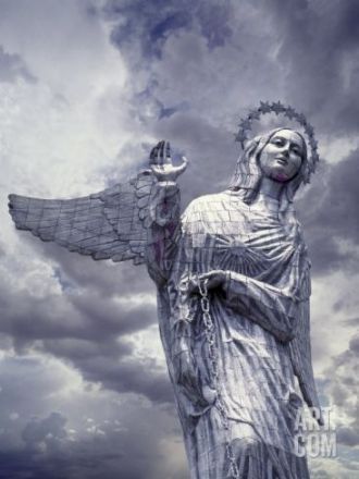 Статуя Девы Марии Китской на фоне облако