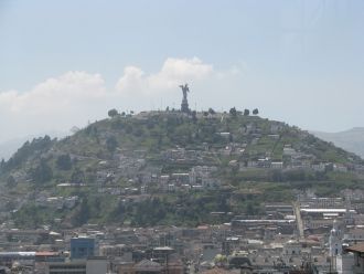 Вдалеке на холме виднеется статуя Девы М