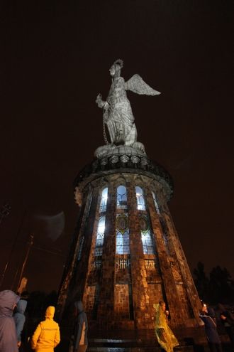 Статуя Девы Марии Китской ночью.