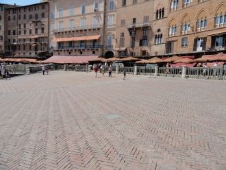 Кафе на площади Пьяцца-дель-Кампо.