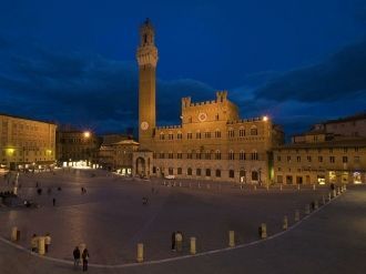 Пьяцца-дель-Кампо в вечерней подсветке.