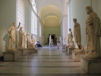 Залы музея знакомят с античной скульптур