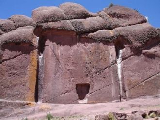 В центре двери – круглое отверстие, служ