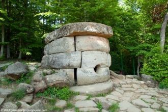 Кто-то считает что это гробницы, кто-то 