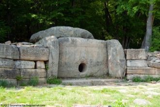 Дольмен с узорами по контуру - символ во