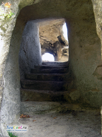 На западной окраине плато находился пеще