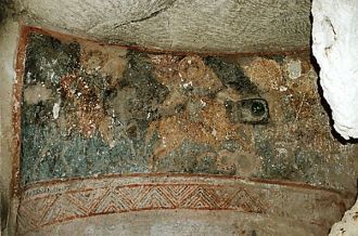 По краю обрыва находится небольшой пещер