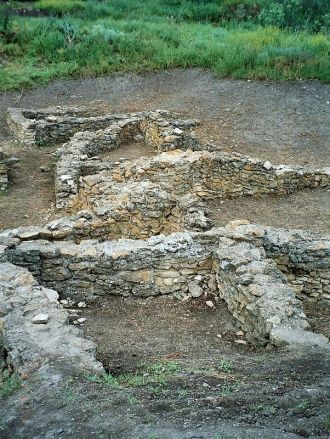 Остатки каменных строений. Расположен му