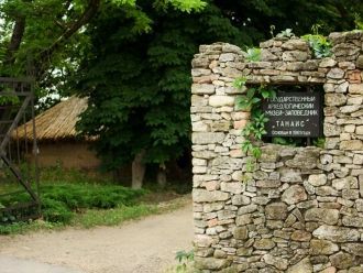 Главный вход на территорию археологическ