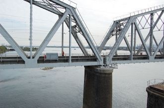 Возведение моста велось параллельно со с